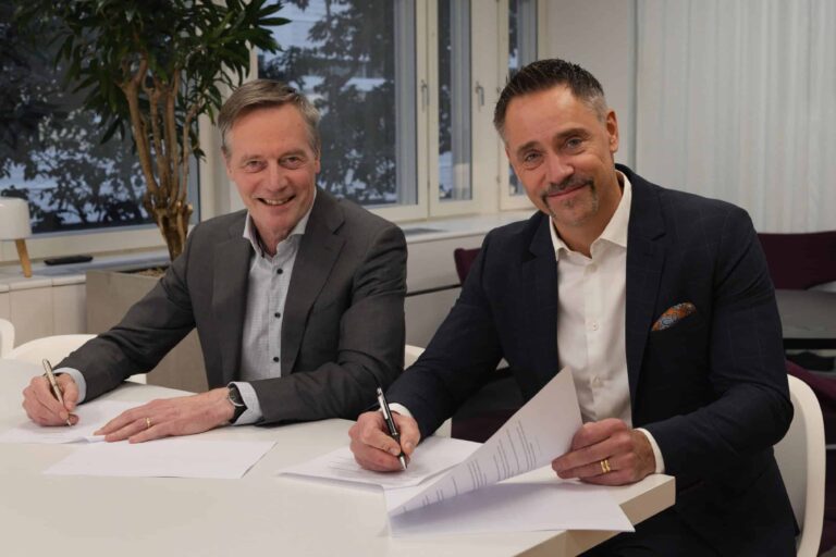 Sandvik president of business Mats Eriksson (left) and SSAB head Johnny Sjöström (right) signing the letter of intent.