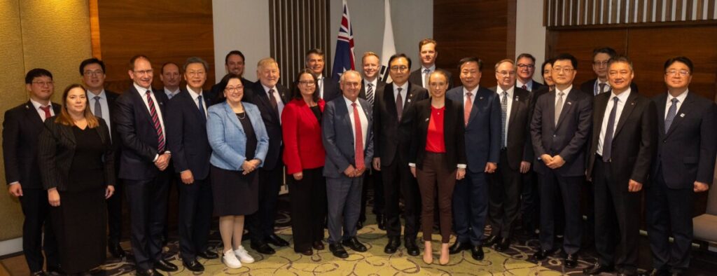 (Image source: ASM) Pictured in the centre of the front row, ASM managing director and chief executive Rowena Smith joined Federal Resources Minister Madeleine King and Federal Trade and Tourism Minister Don Farrell at a critical minerals industry roundtable facilitated by the Australia-Korea Business Council (AKBC).