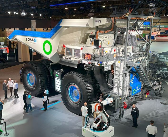 Liebherr and Fortescue Zero celebrated a history-making partnership, signing a US$2.8-billion deal to bring 475 battery-electric powered trucks, excavators and dozers to Fortescue’s Australian mining operations. 360 T264 Haul trucks are part of this deal.