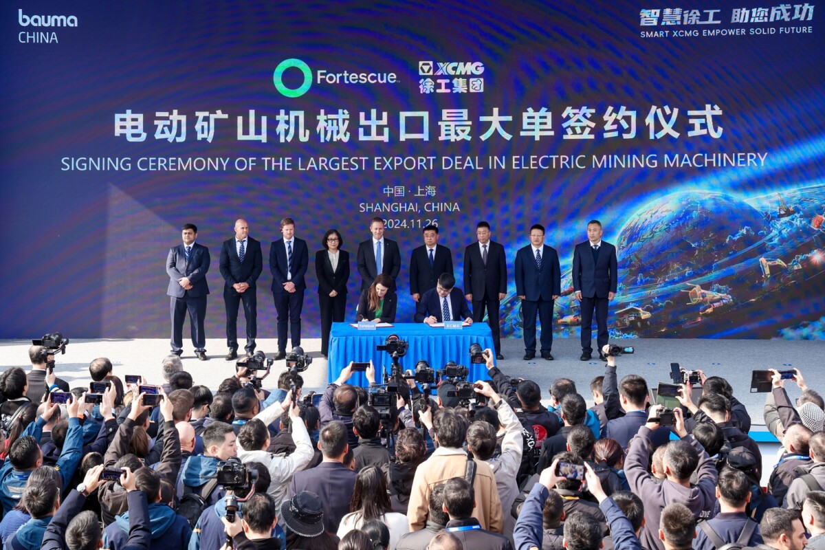 Fortescue Metals chief executive Dino Otranto, joined XCMG chairman Yang Dongsheng at Bauma China to announce the partnership and recognise the contract award.