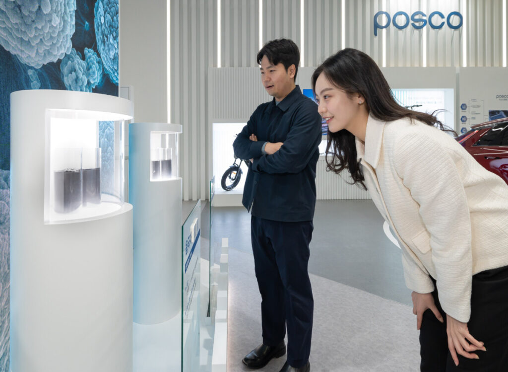 (Image source: POSCO) Visitors examine various cathode and anode material products at the POSCO Future M booth.