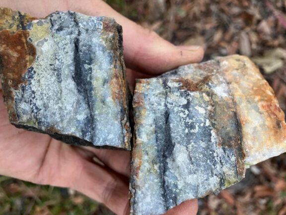 (Image source: Infinity Mining) Typical laminated quartz vein samples containing high-grade gold