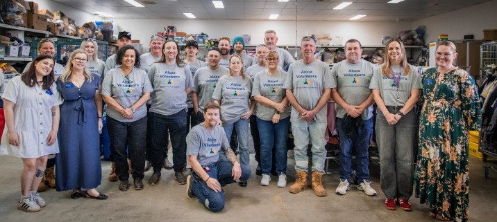 Alcoa Australia staff volunteering with vinnies