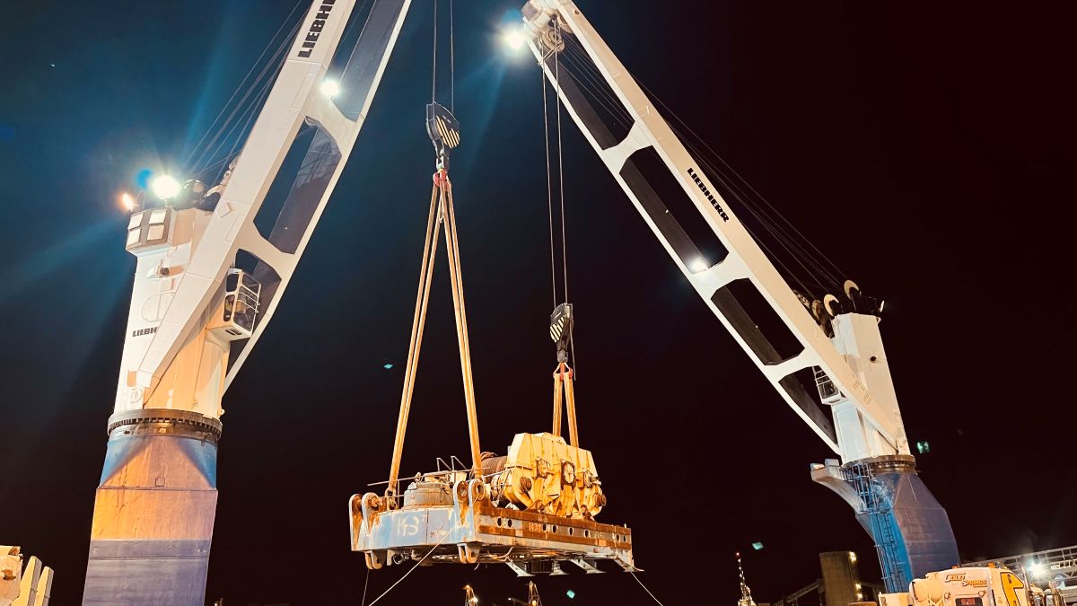 Full Charter_Loading the Revolving Frame - heaviest unit in the shipment