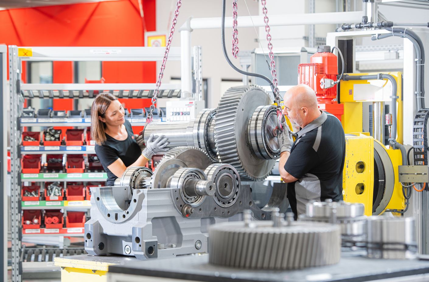 Girth gears are used to drive large, rotating systems such as dryers, rotary kilns or horizontal mills. 