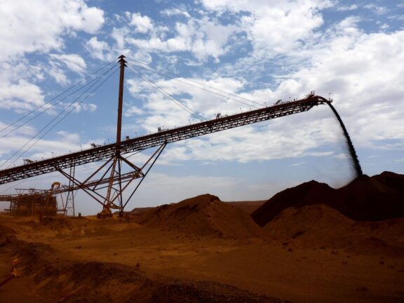 WA confidence plunges as BHP, Rio and Fortescue feel iron ore squeeze 